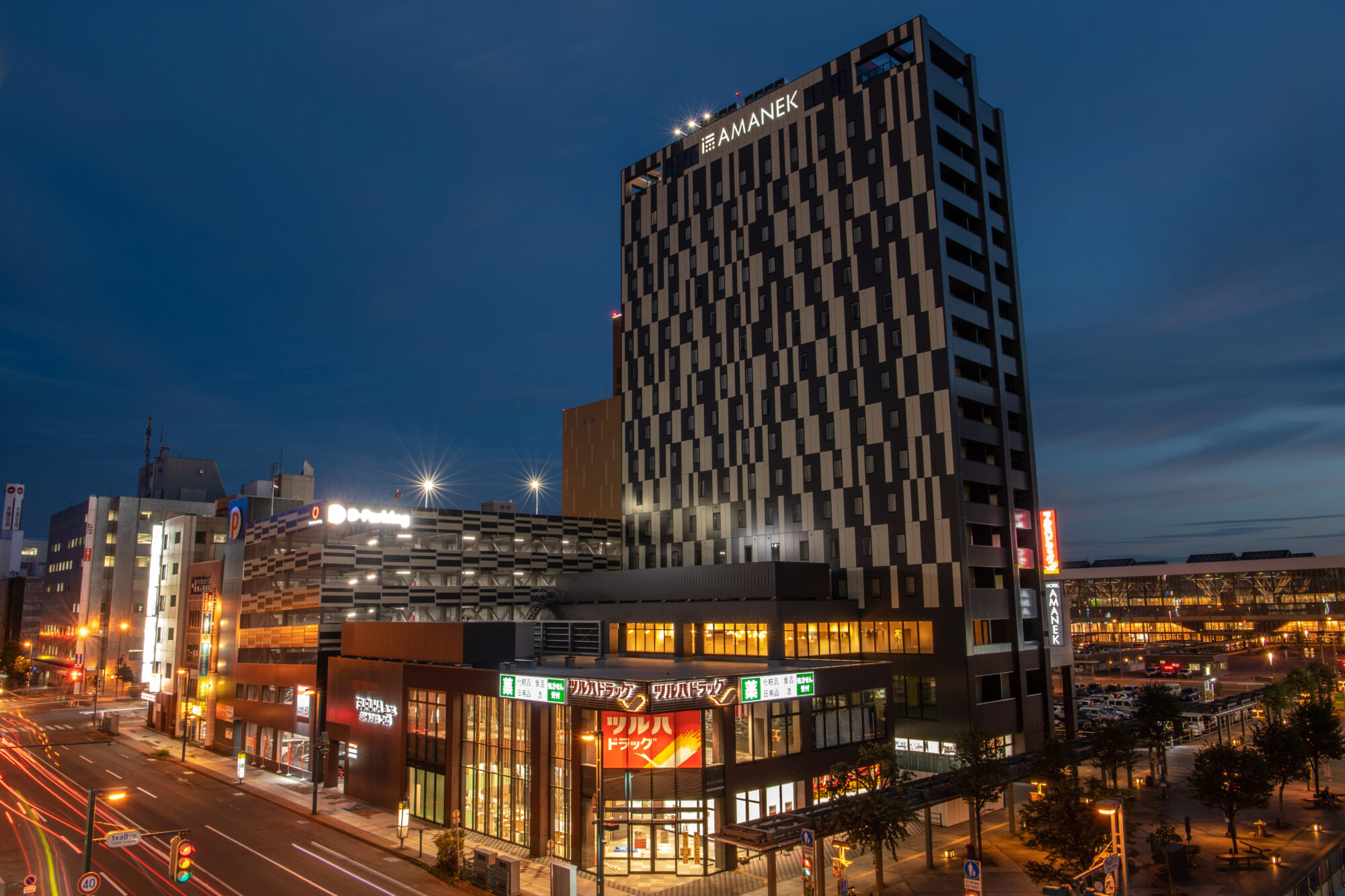 SD建設 施工実績 ツルハドラッグ旭川中央ビル 外観写真（夕景）